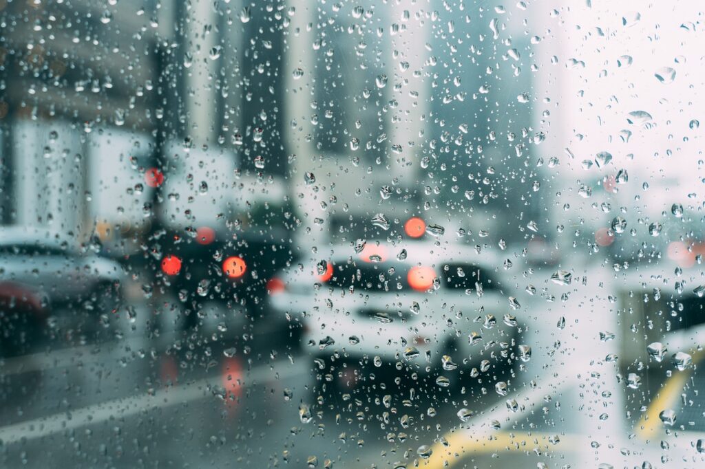 車の窓の結露防止に効果的な対策は？