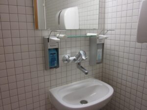 浴室の黒カビを効果的に取り除く方法は？