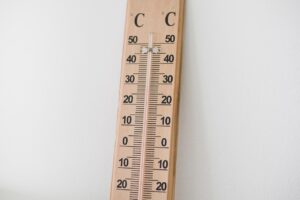布団乾燥機で衣類乾燥を効果的に行うための温度設定は？